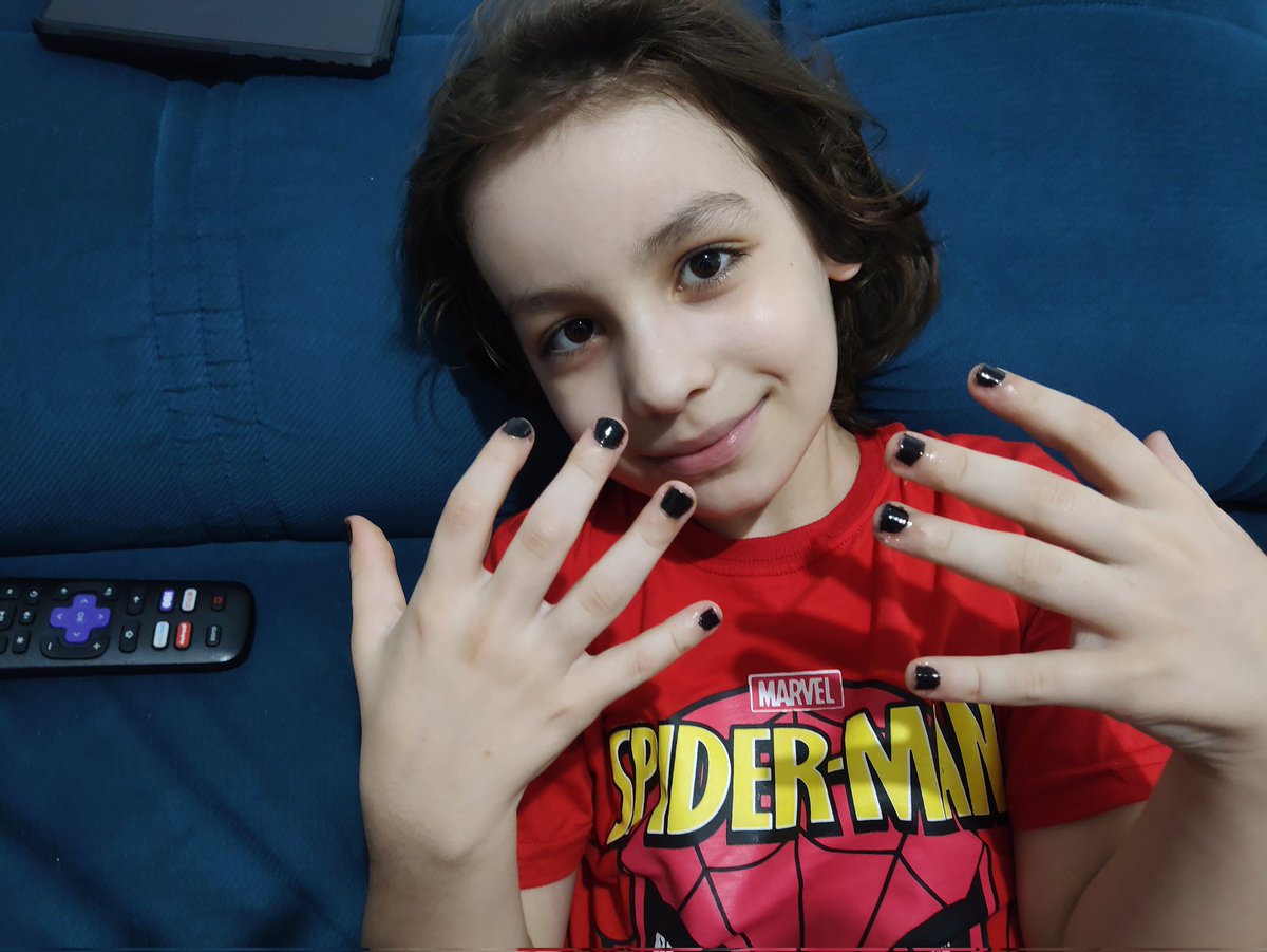 EmillyRech's tweet image. Só aguardando o primeiro desgraçado vir arranjar treta pq fizemos as unhas hoje!