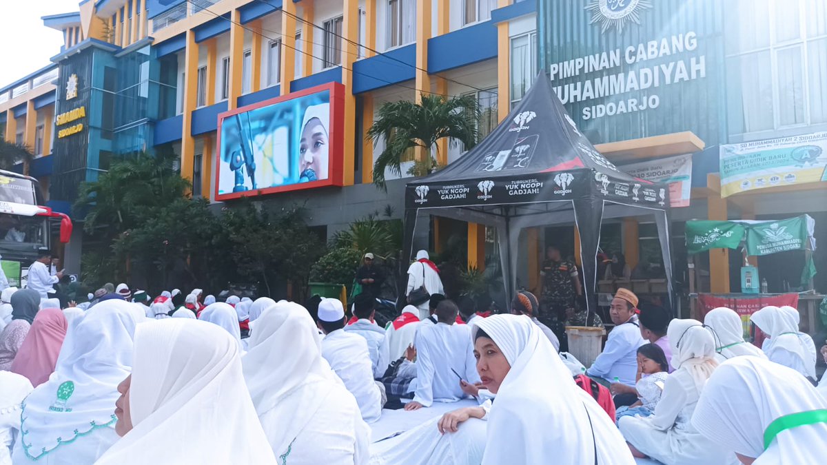 muhammadiyah's tweet photo. SobatMu ada yang ikut Nobar Resepsi Harlah 1 Abad NU di Sidoarjo di halaman Pimpinan Cabang Muhammadiyah Sidoarjo?

Salam untuk Nahdliyin, Selamat Milad 1 Abad 🤗

#Muhammadiyah #Halrah1AbadNU #HarlahNU https://t.co/hz1IGT4eav