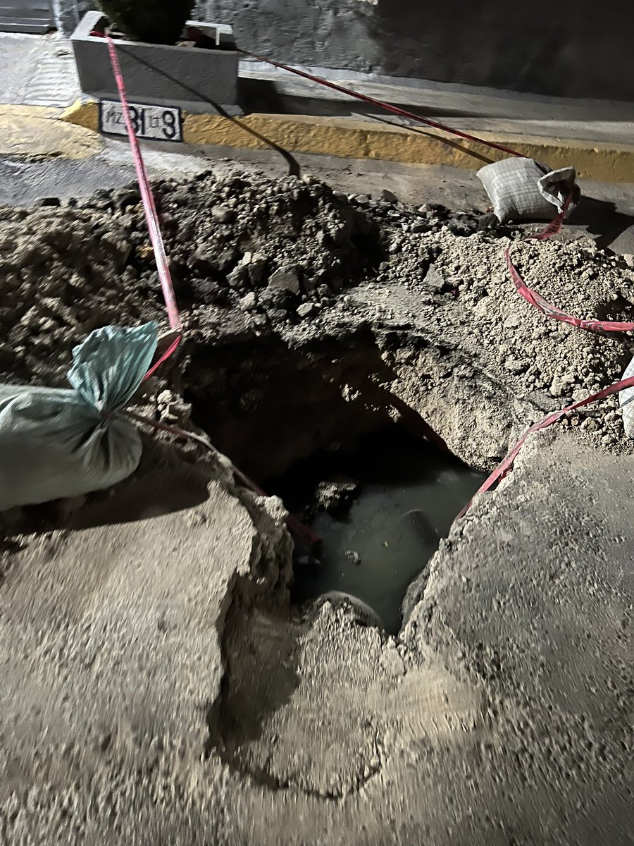 0509Sandi's tweet photo. Hace más de un mes se reportó este bache… vinieron las autoridades lo hicieron más grande pero jamás lo repararon. Solo vienen, lo ven y no lo arreglan. No podemos meter carro todos los vecinos de ahí! @AlcaldiaAO @reportabache @GobCDMX @SOBSECDMX @locatel_mx @SacmexCDMX https://t.co/u2wSrQQeb3