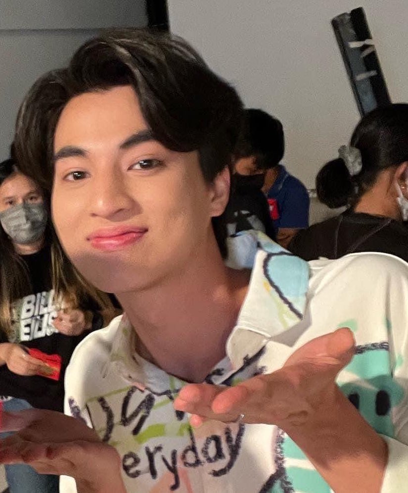 kanaasoup's tweet photo. thread of gulf being sassy about his status 😌💅🏻 https://t.co/TvbQ5sZKL3