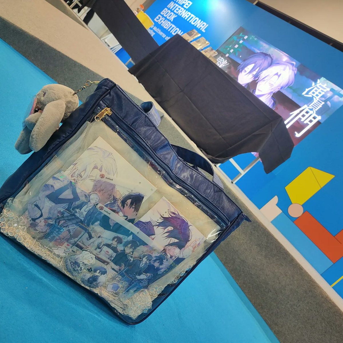 SiKa5777's tweet photo. 有點久沒做痛包

前兩天想說要去簽書會緊急做了一個

好喜歡立牌大團圓(⁠*⁠ﾉ⁠・⁠ω⁠・⁠)⁠ﾉ⁠♫

#請解開故事謎底 https://t.co/U2SezUKQn0