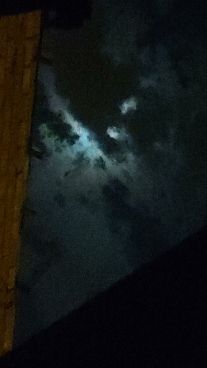 Andrewtrujillo_'s tweet photo. Aunque las nubes la cubrieron, ella siguió brillando..... https://t.co/gzbwzPz5I8