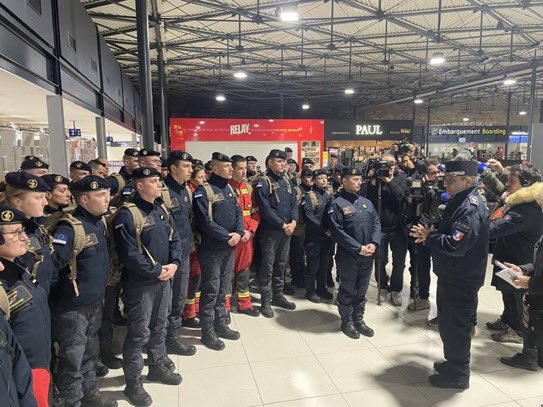 🇹🇷🤝🇫🇷 Özel eğitimli 4 köpeğin eşlik ettiği 73 arama kurtarma görevlisinden oluşan ilk kafile dün gece #Türkiye’ye müteveccihen 🇫🇷’dan ayrıldı.
Ekip, <a href="/CdCMAE/">Centre de Crise et de Soutien</a>'nin desteğiyle depremden etkilenen insanlara yardım etmek için yerel yardım güçlerine takviye destek için seferber edildi.