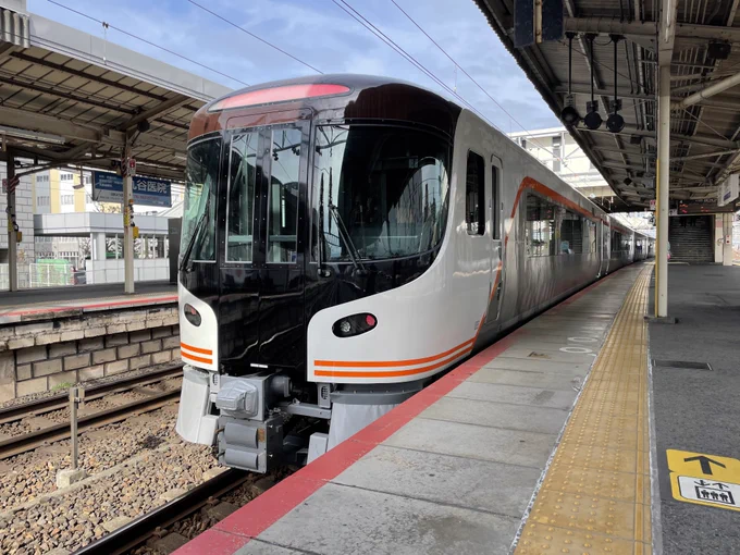 駅行ったらダイヤ改正で登場する新型特急の試運転に遭遇してテンション上がるワイ 