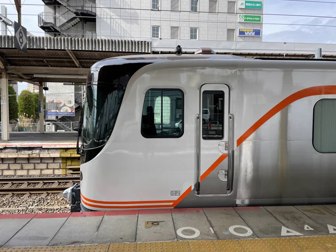 駅行ったらダイヤ改正で登場する新型特急の試運転に遭遇してテンション上がるワイ 