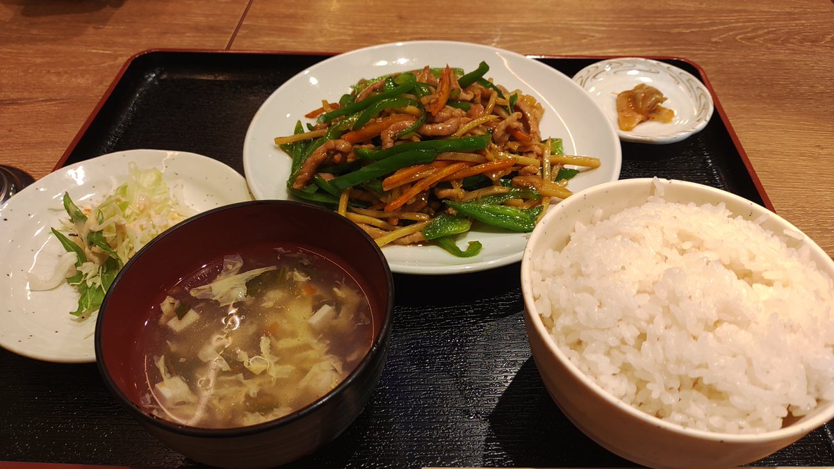 wink2_studio's tweet photo. 本日は中華！なんと日替わりが4種もあります��ぼーっと歩いてると見逃しちゃう入口が少しわかりにくいですが、中は広めです。餃子がメインのお店ですが、他メニューも豊富♪美味しいです♪さらに、食べる方にはうれしいご飯おかわり無料(1杯まで)、ちょっと胡椒のきいたスープおかわり無料！2号@渋谷 https://t.co/bRFi92fPfg