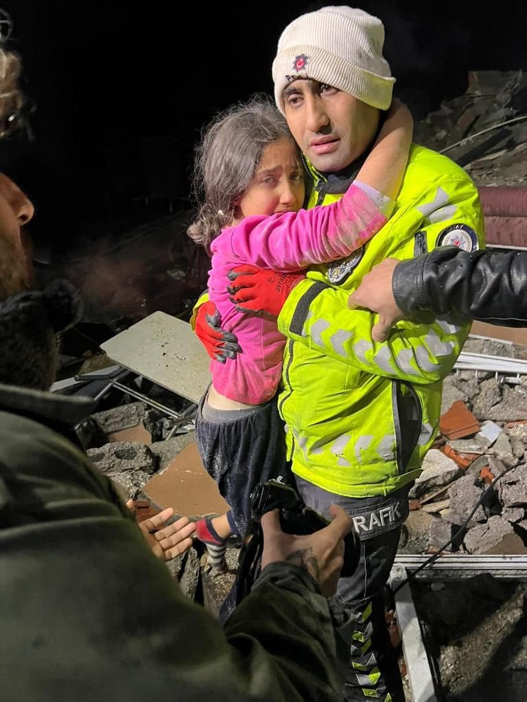 Saçlarının yaşlılıktan ağardığı günleri de görmek dileğiyle çocuk. 

#deprem