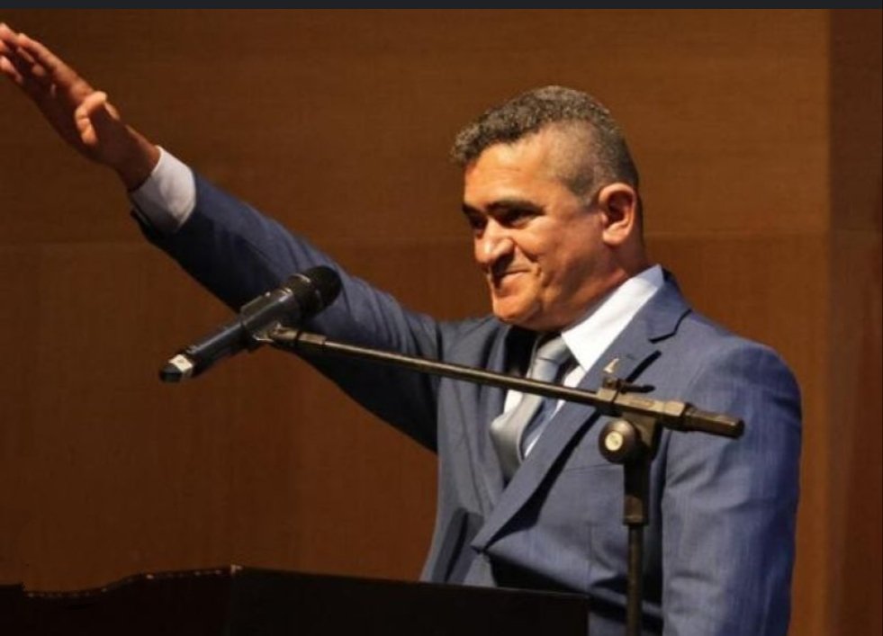 Um deputado que faz um gesto como esse não deveria sair preso do local?