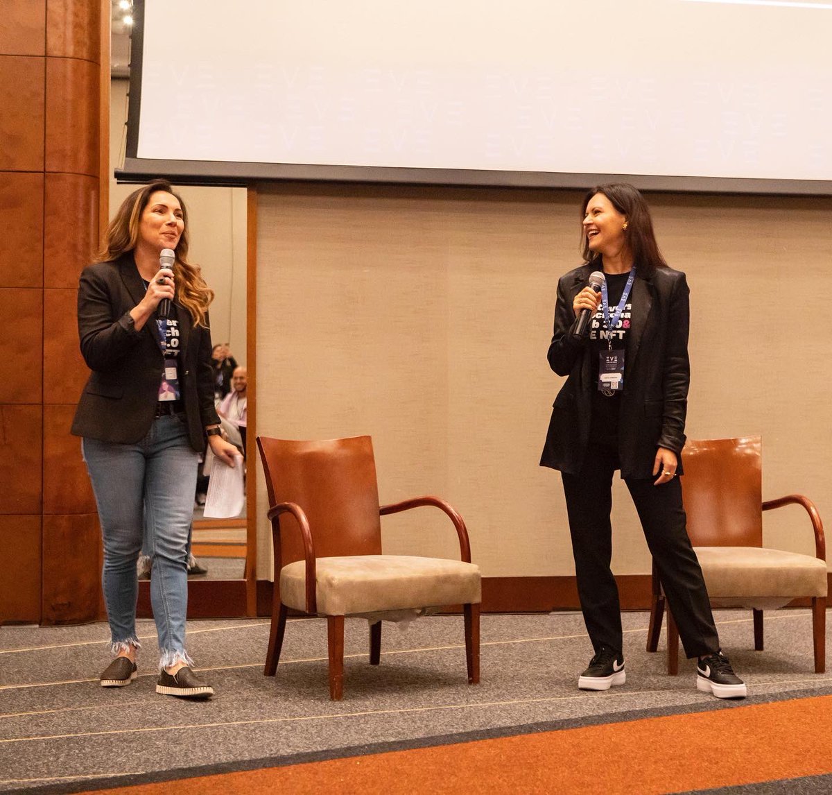 Mariana Filizola, CEO da Eve Academy e Cíntia Ferreira, Founder da EVE NFT. Juntas fazendo a abertura da primeira Turma de imersão presencial Escola de Negócios da Nova Economia.