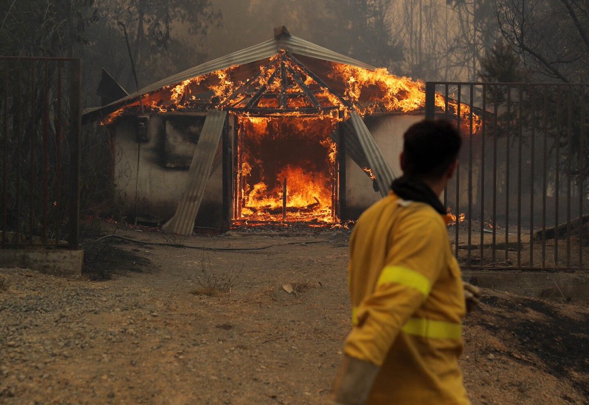 Chilean authorities spoke Sunday of 24 fatalities, nearly 1,000 people injured, and some 800 houses destroyed in the past five days by wildfires spreading fast in amid a highly-irregular heat wave with strong winds and temperatures above 40°C in areas

santiagotimes.com/2023/02/07/chi…