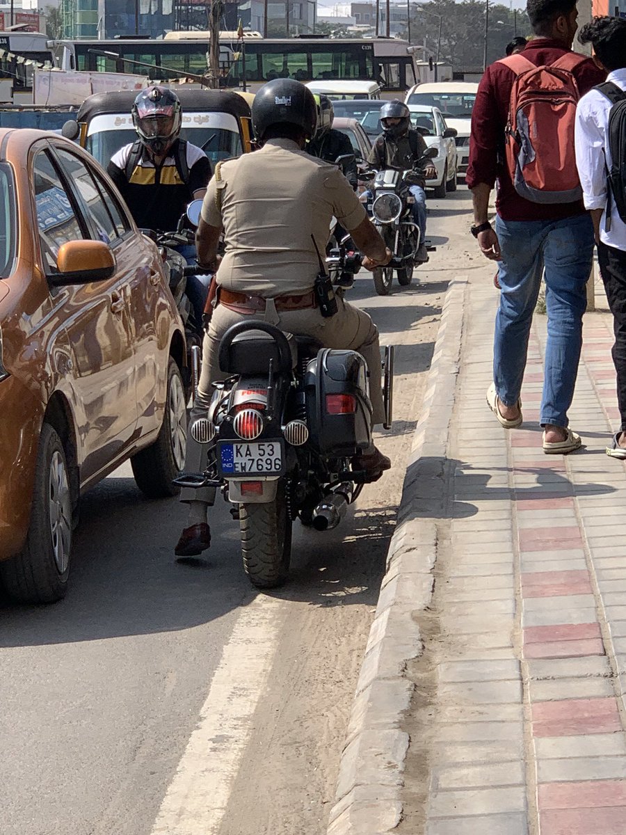 m_madanm's tweet photo. 3 star police in one way road @btppubliceye @blrcitytraffic @SplCPTraffic @jointcptraffic https://t.co/mTT9yHfvJP