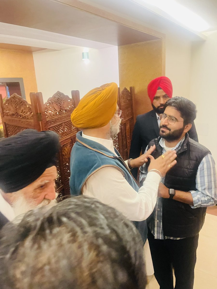 charajsthan's tweet photo. आज CHA संघर्ष समिति अध्यक्ष @ravichawla05 ने जयपुर सर्किट हाउस में कांग्रेस राजस्थान प्रभारी @Sukhjinder_INC जी से मुलाक़ात की व इस बजट स्तर में CHA की सेवा बहाली को लेकर माँग रखी। #CHA_की_नोकरी_बहाल_करो @dsrajpurohit291 @Meera_ki_varta @QamarAnchor https://t.co/03ULbZAGYm