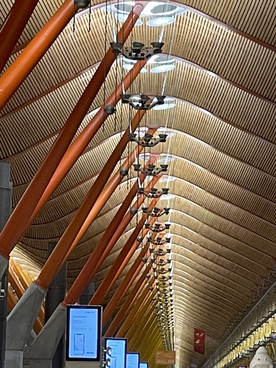 Buenos días, cuando alguien te pregunta estando en la H9, donde está la puerta K89, y no sabes si decirle que llore o que corra.