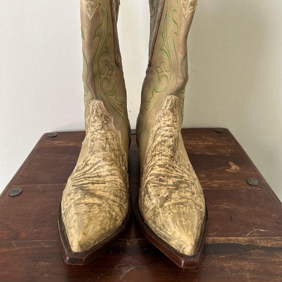 PJDoyleWilliam1's tweet photo. So good I had to share! Check out all the items I'm loving on @Poshmarkapp #poshmark #fashion #style #shopmycloset #oldgringo #mareuomo: https://t.co/edLbDy3wbB https://t.co/Hin1EvLq8x