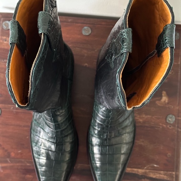 PJDoyleWilliam1's tweet photo. So good I had to share! Check out all the items I'm loving on @Poshmarkapp #poshmark #fashion #style #shopmycloset #oldgringo #mareuomo: https://t.co/edLbDy3wbB https://t.co/Hin1EvLq8x