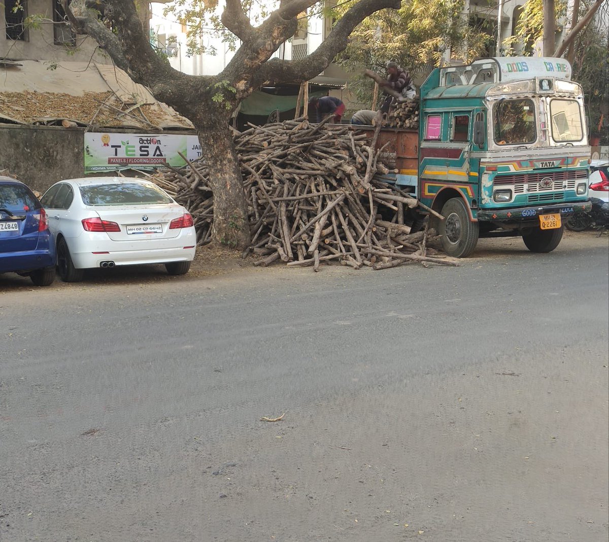humour_rumor's tweet photo. Do you really care taking any action against such illegal occupation of public space#nearkachivisa oswal bhawan#lakadganj #Nagpur 
@trafficngp @NagpurPolice @NagpurMuncipal https://t.co/tK1tSvXn85