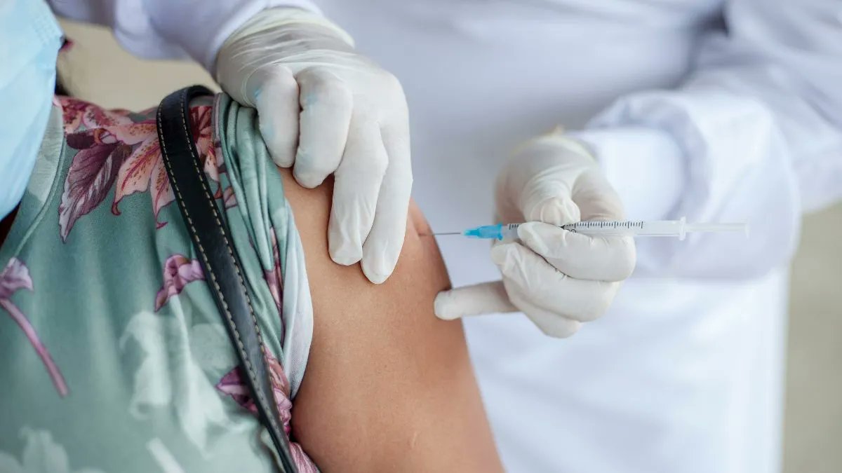 The NHS walk-in vaccine clinic is on campus today!

⏰ 11am-4pm
📍 Keele SU building
👉 Flu jabs also available

Check your eligibility and find out more ➡️ buff.ly/3vYn5Zb