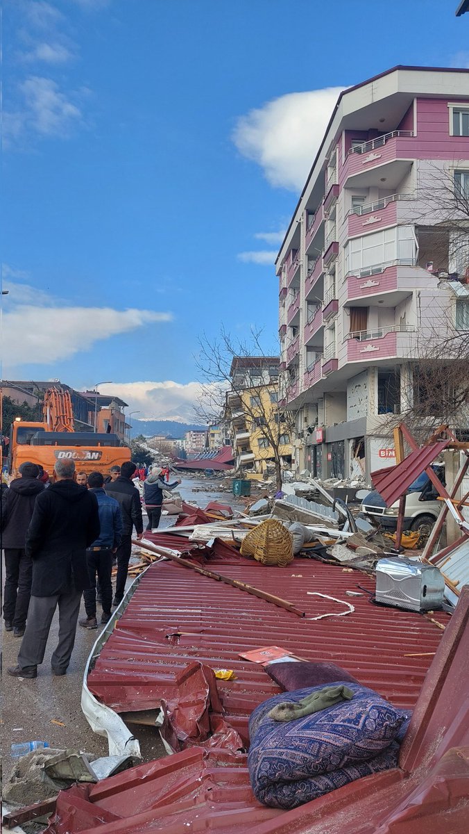 Gaziantep islahiye sadece 1 cadde bu halde durum çok kötü yatacak yer yok yemek dağıtımı çok yetersiz acil yardıma ihtiyaç var sesimizi duyun artık