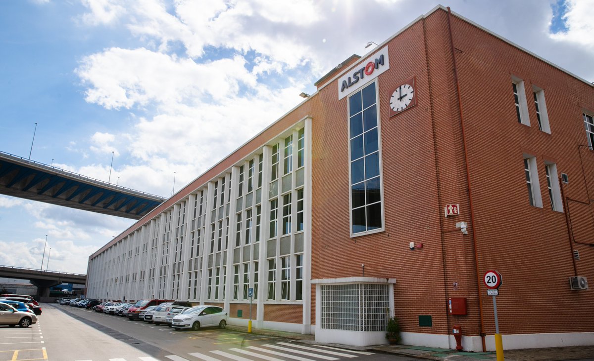 Alstom_es's tweet photo. 🙌Nuestro centro industrial en Trápaga, #bizkaia, referente global para la fabricación de equipos de tracción, cerró el  2022 con cifras récord:
✅1.173 equipos entregados
✅+ 23.000 componentes electrónicos 
✅205.000 horas directas 
✅10% generación fotovoltaica (autoconsumo) https://t.co/Uf5CHhfUPT