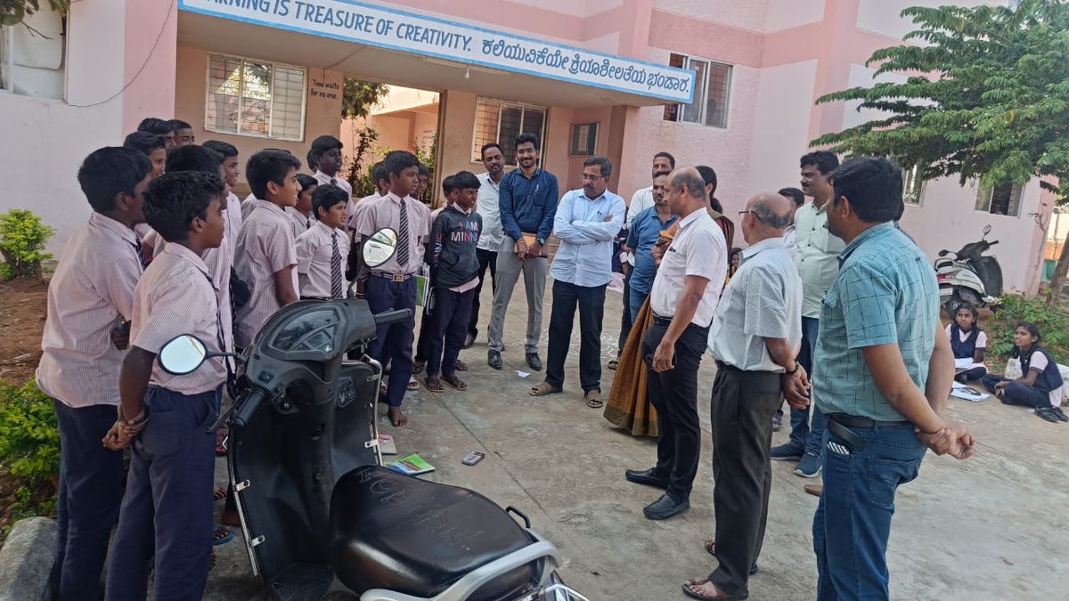 dcchnagar's tweet photo. ಹನೂರಿನ ಮೊರಾರ್ಜಿ ದೇಸಾಯಿ ವಸತಿ ಶಾಲೆಗೆ ಭೇಟಿ ನೀಡಿ, ವಿದ್ಯಾರ್ಥಿಗಳೊಂದಿಗೆ ಸಮಾಲೋಚನೆ ನಡೆಸಲಾಯಿತು.

#Chamarajanagar #ChamarajanagarUpdates #Hanur https://t.co/z8UNsSfpHL