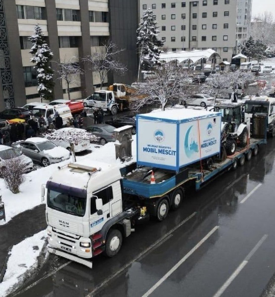 İlimle kemiğimle nefret ediyorum ben bunlardan ya! Bir iş makinesi daha koysan oraya kaç insanın canı kurtulacak