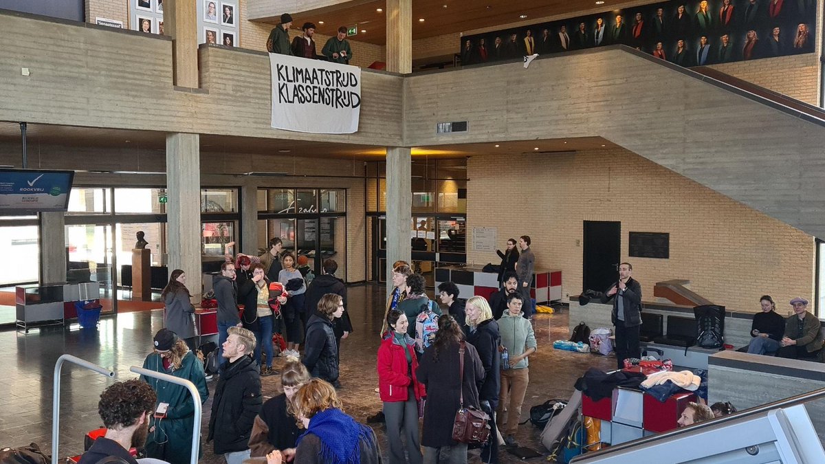 OccupyEur's tweet photo. Students and staff occupy Erasmus University! WE’RE BACK! 

At 11:15 we peacefully entered the aula building, sat down, and we refuse to leave. We demand:

🔥End fossil
🔥End precarization
🔥End student debt
🔥End inaccessibility

Come to the aula to join us! https://t.co/sD89zu5Agf