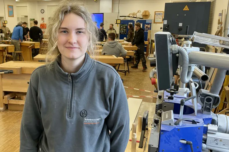 handwerksblatt's tweet photo. Fast 90 % d. #Auszubildenden im #Handwerk in #RLP wünschen sich e. #Azubiticket für d. #ÖPNV. Das #Handwerk engagiert sich für ein kostenfreies oder günstiges #Jobticket für #Lehrlinge. Was sagt @UmweltRLP? @hwk_trier @hwkde @rlpNews https://t.co/PAQakuJZcK Foto: © Jörg Diester https://t.co/ZkEeYOcQIN