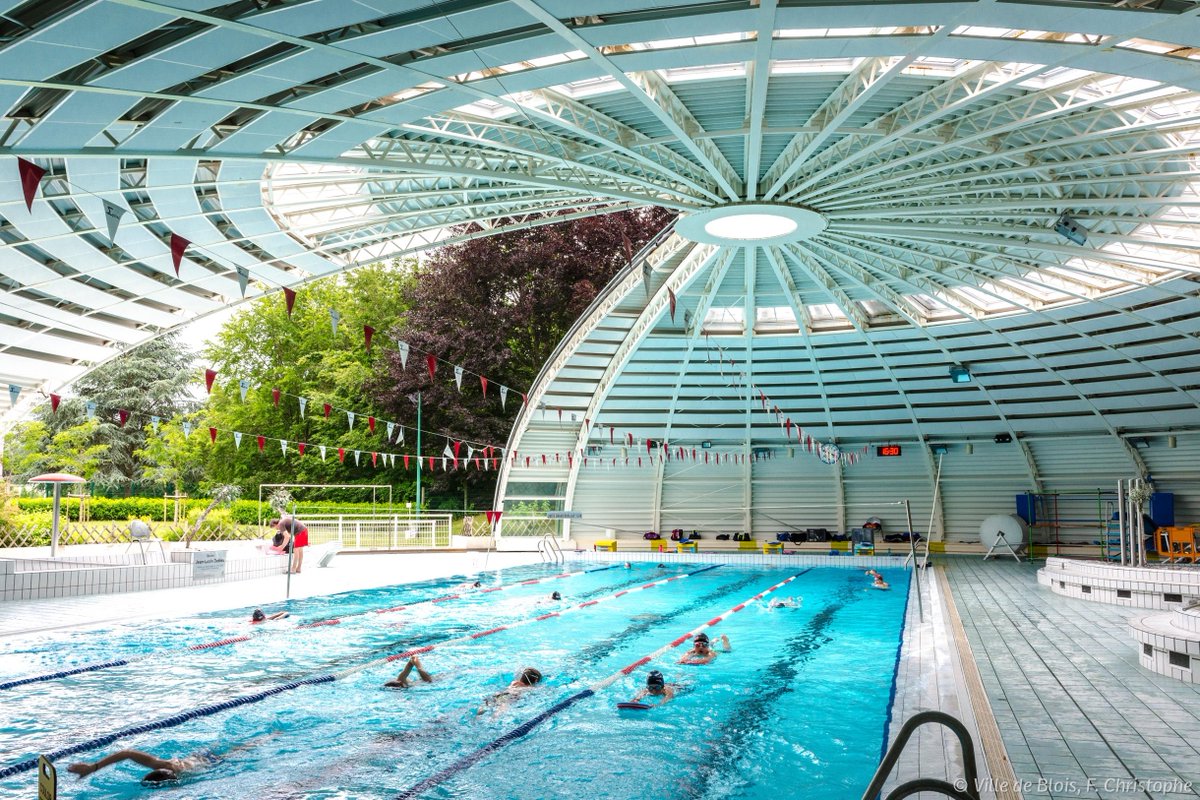 decentralises's tweet photo. Attendez en fait depuis tout ce temps on a tous eu les mêmes piscines municipales ??? Je croyais que celle de mon enfance était stylé ptn https://t.co/QFvBkUbhzH