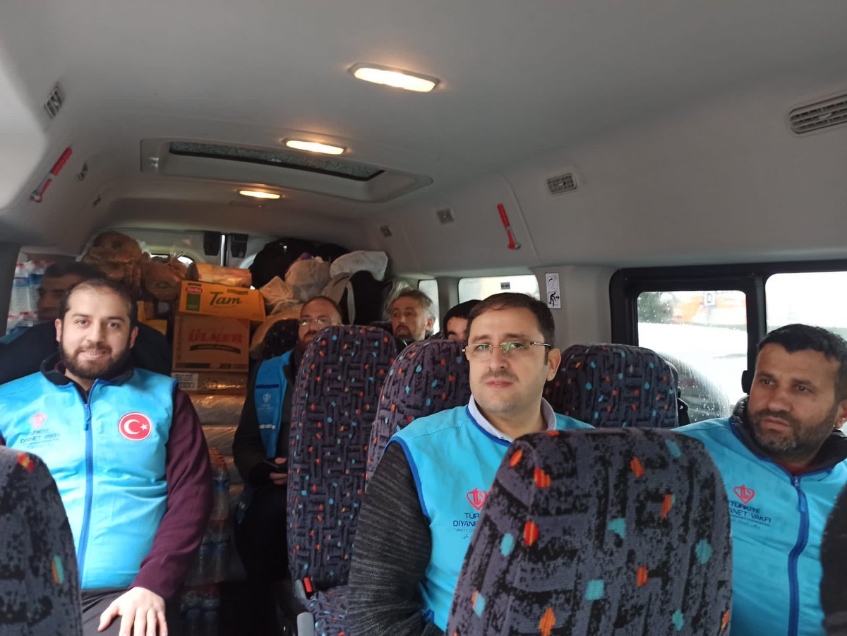 Siirt İl Müftüsü Vehap Kapıcıoğlu başkanlığında 11 Din Gönüllülerimizle, Adıyaman'da depremden zarar gören kardeşlerimize yardım için yola çıktık. <a href="/DIBAliErbas/">Prof. Dr. Ali Erbaş</a> <a href="/diyanethbr/">Diyanet Haber</a>