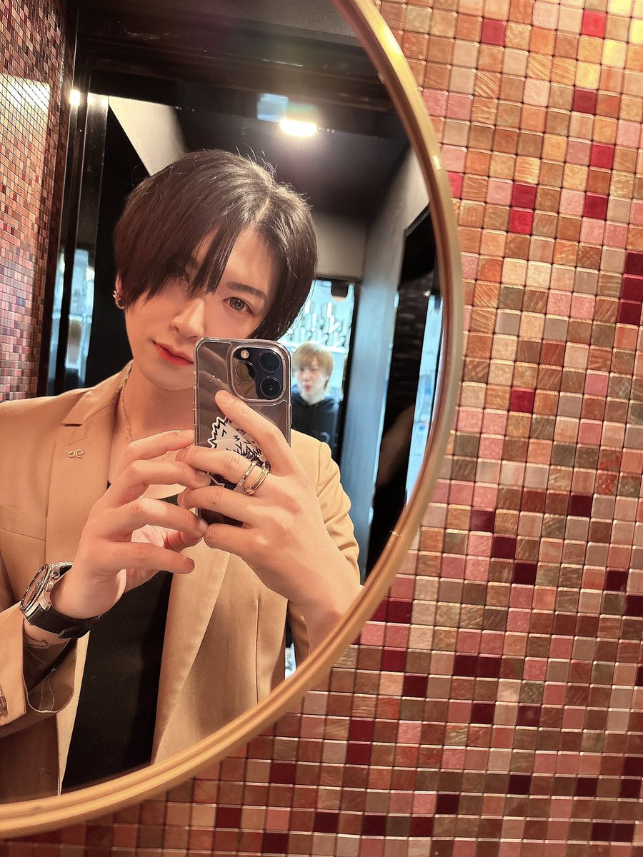 sora_h_no1's tweet photo. 後ろの朝陽君がラーメンさえ食わなかったらダイエットなんて余裕だわって言ってました🍜 https://t.co/aM5YBxYFt2