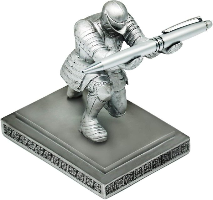 今使っているペン立てが木製で軽すぎでペンに負けるので
なんか金属製のヤツねぇかなって探していたのだが

こ、これしかないだろ～～～～～wwwww 