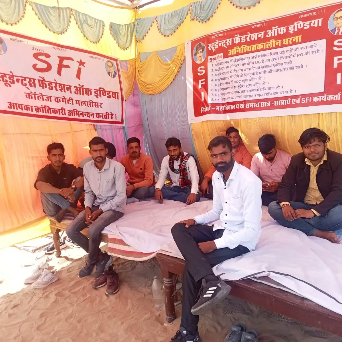 jhunjhunu_sfi's tweet photo. #एसएफआई मलसीसर द्वारा आज राजकीय महाविद्यालय मलसीसर की 8 सूत्री मांगों को लेकर छात्र संगठन एसएफआई ने महाविद्यालय के मुख्य द्वार पर अनिश्चितकालीन धरना दिया।
#SFI 
#इंकलाब_जिन्दाबाद 
#SFI_जिन्दाबाद 
#sfi_मलसीसर 
#sfi_झुंझुनूं 
#JoinSFI 
#Be_a_complete_student
@SFIRajasthan https://t.co/s6GaFgLDD2
