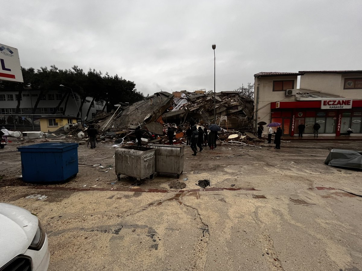 bbitchesbrew's tweet photo. buralarda yaşayan insanlar var antakya fevzi çakmak mah./affan ne afad ne ambulans ne polis kendi kendimize bırakıldık bütün dükkanların camları kırılıp yağmalandı kurtulabilecek insanlar yardım gelmediğinden hayatını kaybetti buraya ulaşın https://t.co/8nmuLw5txG