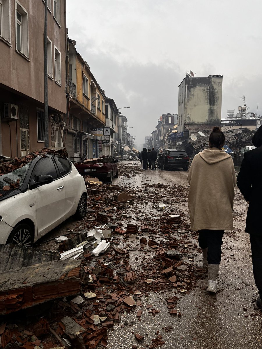 bbitchesbrew's tweet photo. buralarda yaşayan insanlar var antakya fevzi çakmak mah./affan ne afad ne ambulans ne polis kendi kendimize bırakıldık bütün dükkanların camları kırılıp yağmalandı kurtulabilecek insanlar yardım gelmediğinden hayatını kaybetti buraya ulaşın https://t.co/8nmuLw5txG