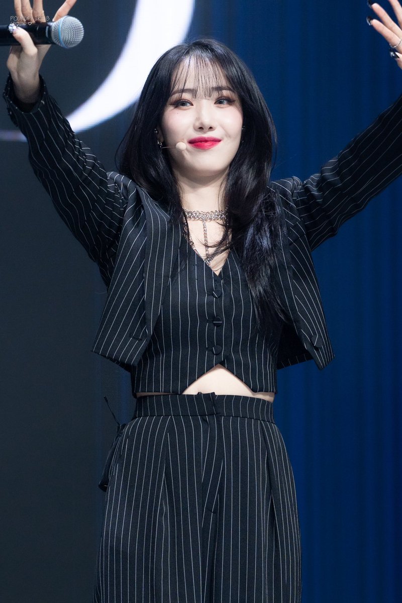 sinbzones's tweet photo. how does she manage to look so cute in a suit wtf https://t.co/ohCqUCsrwi
