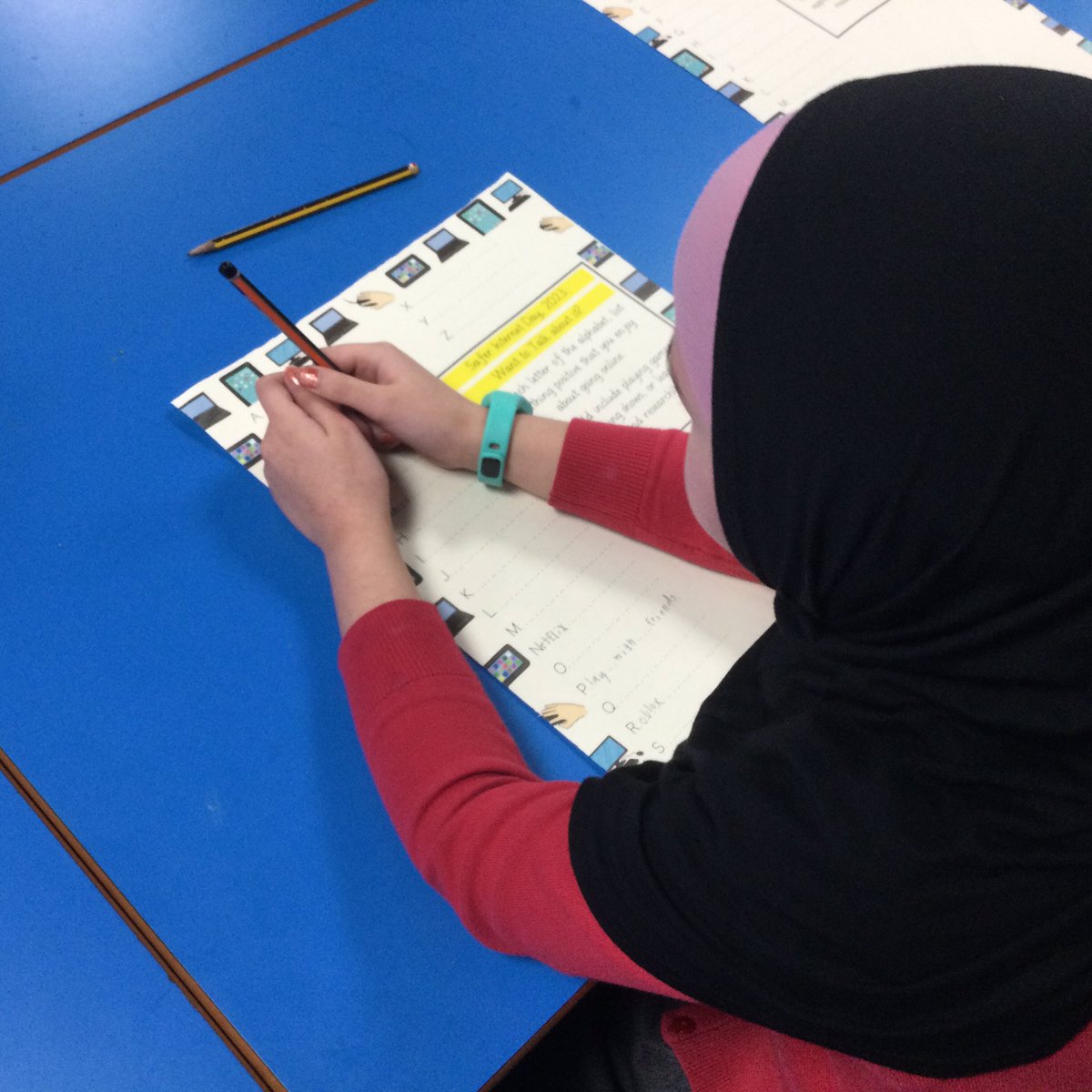 Year5WCP's tweet photo. It’s Safer Internet Day and Year 3 have started the day with a challenge! The children are thinking about something positive that they enjoy about going online for each letter of the alphabet. 
I wonder who will be first to complete the challenge? #SaferInternetDay @WindsorCP https://t.co/Xr9VGoQZiP