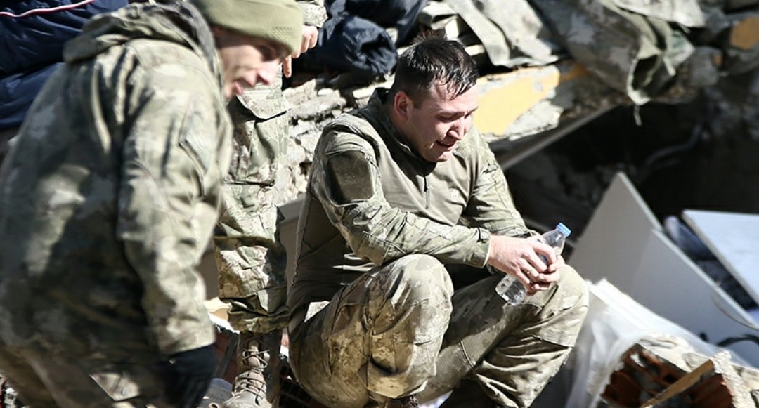 Enkazdan bir kadını kurtaran asker gözyaşlarını tutamadı.