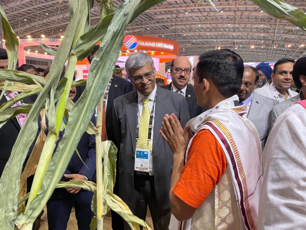 We're thankful to <a href="/Secretary_MoPNG/">@Secretary_MoPNG</a>, Shri Pankaj Jain for gracing #HPCL's Pavilion at #IndiaEnergyWeek &amp; encouraging us for our efforts towards #SustainableFuels.
Together we continue to make India a thriving #circulareconomy.
<a href="/HardeepSPuri/">Hardeep Singh Puri</a> <a href="/Rameswar_Teli/">Rameswar Teli</a> <a href="/PetroleumMin/">Ministry of Petroleum and Natural Gas #MoPNG</a>