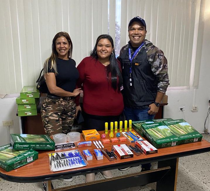 rinconero43's tweet photo. #VenezuelaMonumental |• El día de ayer lunes el gob. @ErnestoLunaPsuv  A través de La @JBPSEMLO Lotería de Oriente, en alianza con las operadoras @guacharoactivo y @SelvaPlus Hizo entrega de material de oficina a #InsaMonagas Trabajando de la mano por Cambiarlo Todo en Monagas. https://t.co/cmdpMC78uq