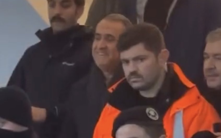 rmncr's tweet photo. Gülünecek ne var vali bey? Biz tebessüm etsek utanıyoruz. Sıcak evimizde ağlamaktan utanıyoruz. 

Siz neye gülüyorsunuz vali bey? https://t.co/BLsRnh5hwC