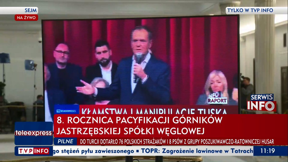 OgladamW's tweet photo. Ta chwila, kiedy TVP Info transmituje oglądanie przez górników i polityków PiS materiału TVP Info:

#incepcja https://t.co/WNPr6VMM7q