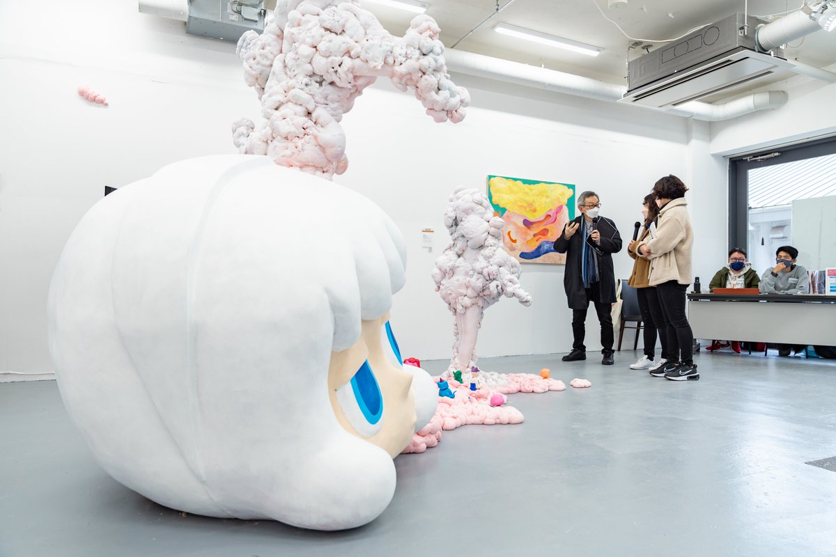 kua_pr's tweet photo. 国立国際美術館館長である島敦彦先生による美術工芸学科全体の講評会、さきほど終了しました。ノミネート作家は35名。休憩を挟んで約８時間の長丁場、皆さん���疲れさまでした。
明日の朝「島敦彦特別賞」が発表。方法は、研究室前に掲示するというアナログです。
#京都芸術大学卒業展 https://t.co/O2IoxafGro