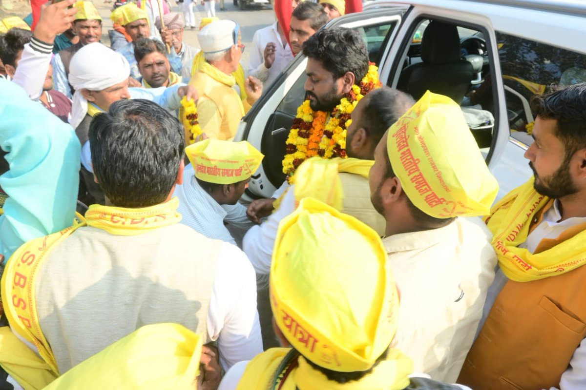 SBSP4BASTI's tweet photo. जनपद बस्ती प्रवास के दौरान राष्ट्र���य प्रमुख महासचिव व पूर्व राज्य मंत्री डॉ .@arvindrajbhar07 जी का पार्टी कार्यकर्ताओं द्वारा जोरदार स्वागत एवं अभिनंदन किया गया।। https://t.co/zjbPlF6pYJ
