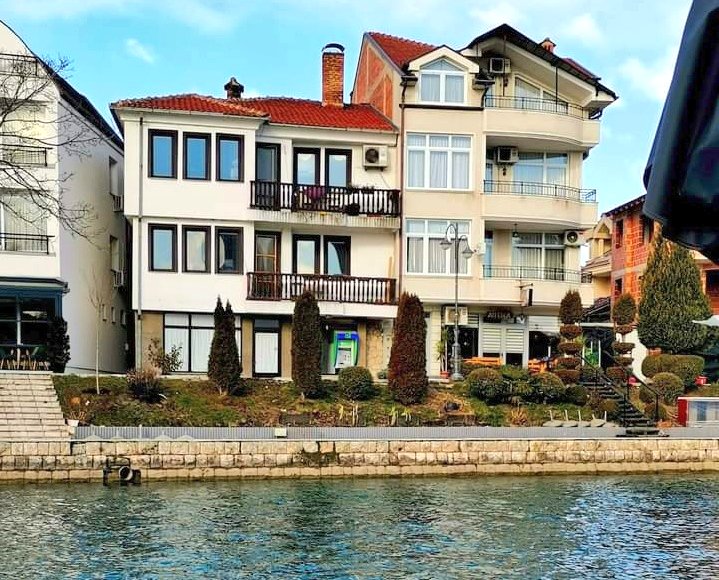 Која грдосија ејјј...
До куќарчено што е дел од староградската струшка архитектура залепиле уште една куќа во модерен стил 🤦🏿‍♂️🤦🏿‍♂️🤦🏿‍♂️🤦🏿‍♂️