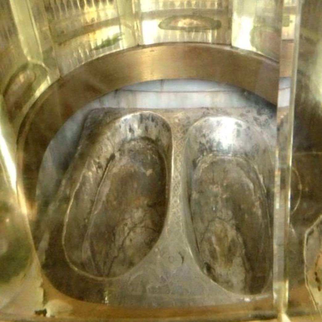 theholymosques's tweet photo. When constructing the Ka’bah, Ibrahim (عليه السلام) would stand on the Maqam e Ibrahim barefooted. Over time, his lengthy standing left clear imprints on the stone. https://t.co/utFCl2nBej