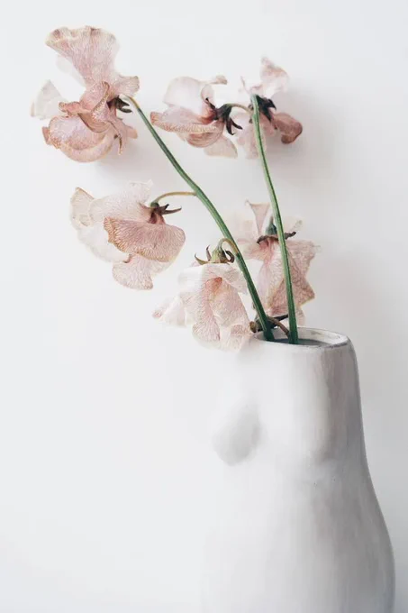 【フライングタイガー】一体どんなセンスしてるのよ…。「オブジェみたいな花瓶」がまるで美術館なの!フライングタイガーの「フラワーベース」がユニークでおしゃれ!オブジェみたいなボディ型の花瓶は、お花を生けていない時もインテリアとして楽しめますよ。 