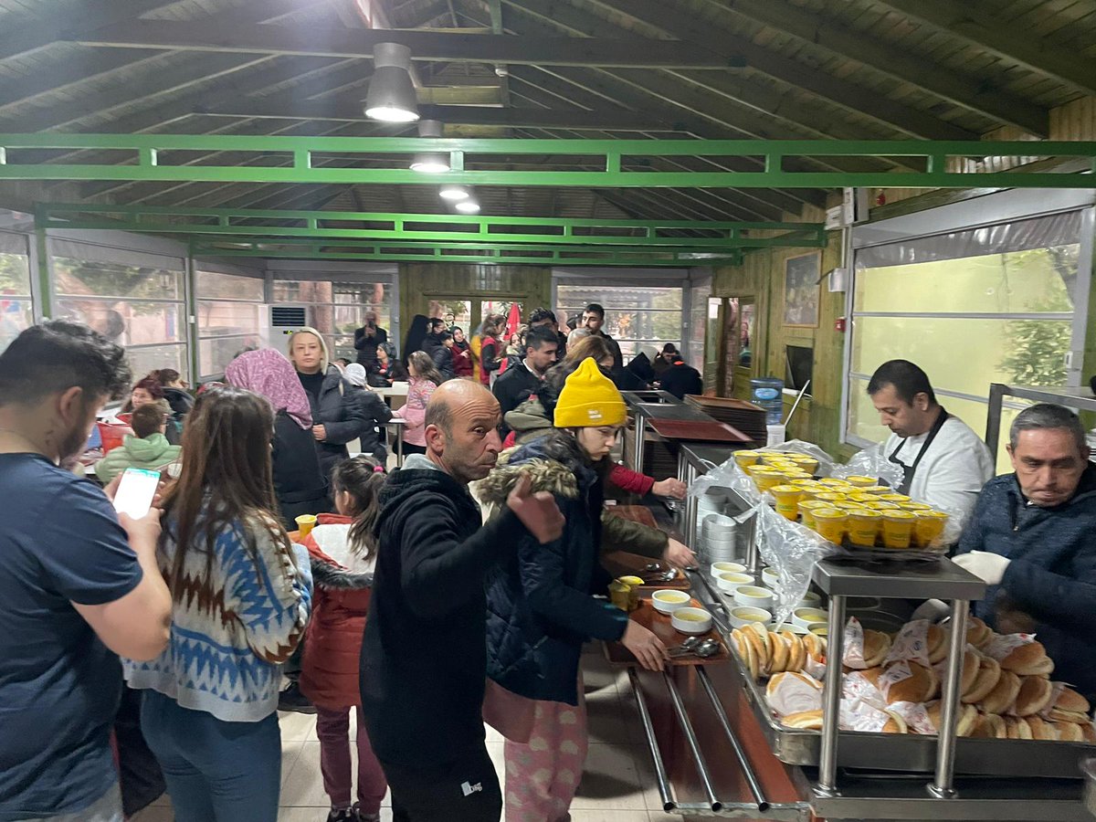 semraebl's tweet photo. Gün birlik olma günüdür Afet bölgelerindeki Bahçeşehir Kolejleri kapılarını barınma  yeme içme ihtiyaçlarını karşılamak için herkese açmıştır ne kadar çok paylaşım yaparsak o kadar çok kişiye ulaşabiliriz 🙏🙏 https://t.co/Q6iWRSl6cZ