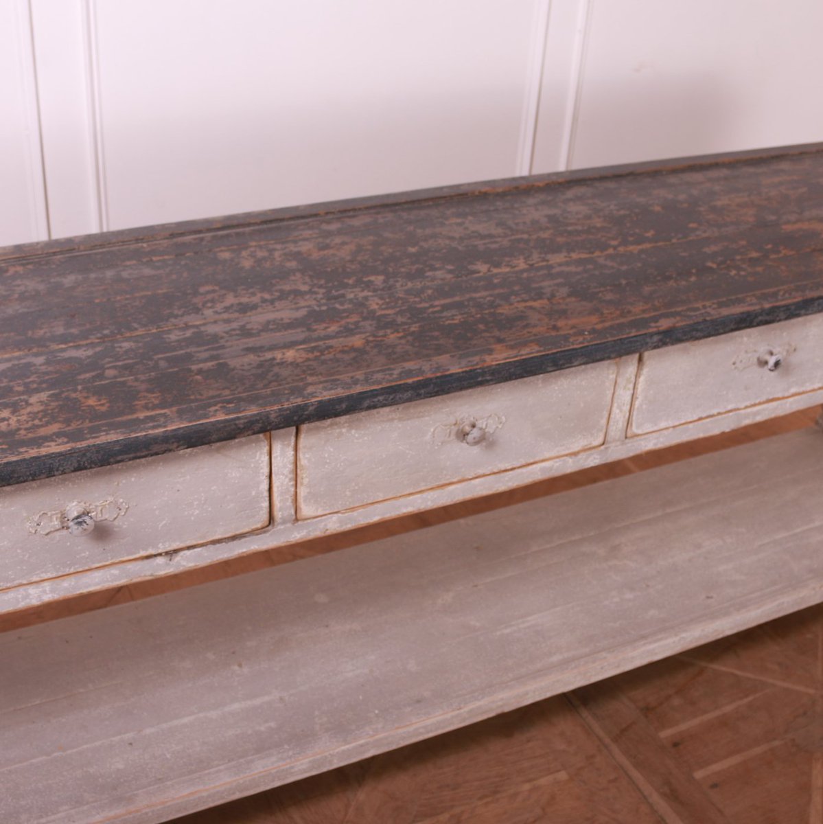 Good pair of 19th Century French painted pine 5 drawer console tables. 1880.
Price: £2,650 Each
bit.ly/3YlN6xY

#consoletables #frenchconsoletables #paintedtables