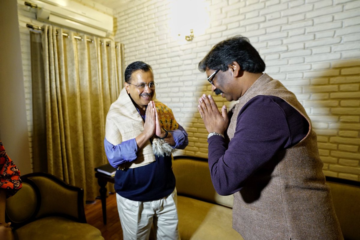 ArvindKejriwal's tweet photo. आज झारखंड CM श्री @HemantSorenJMM जी से दिल्ली में शिष्टाचार मुलाक़ात हुई। देश के विभिन्न मुद्दों पर सार्थक बातचीत हुई। https://t.co/X9TT2uwnTq