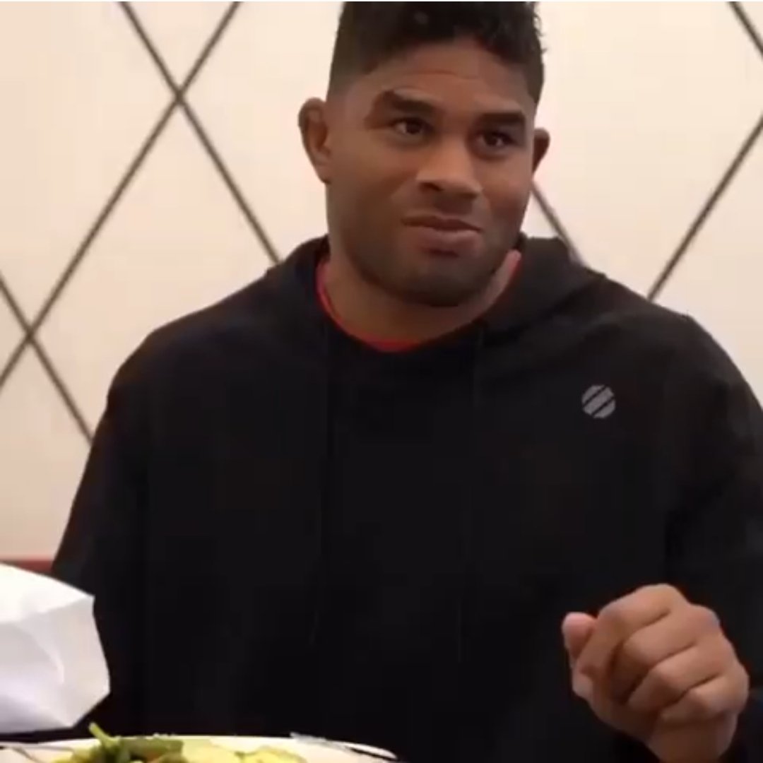 MMAPropagande's tweet photo. 🇷🇺 Islam Makhachev en mode cutting (coupe de poids) quand soudain 🇳🇱 Alistair Overeem débarque, et mange dans le plus grand des calmes son repas devant un Makhachev affamé 🤤. Les expressions du visage me tabasse de rire en vrai. #UFC284 https://t.co/czgG4N56kB